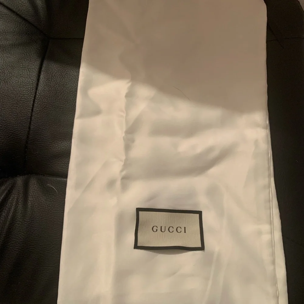 Preloved‎ Gucci dustbag. About 14x8.5 inches